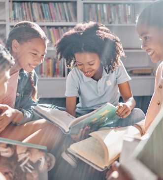 enfant qui lisent dans une bibliothèque