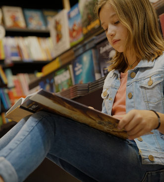 jeune fille qui lit une bande dessinée